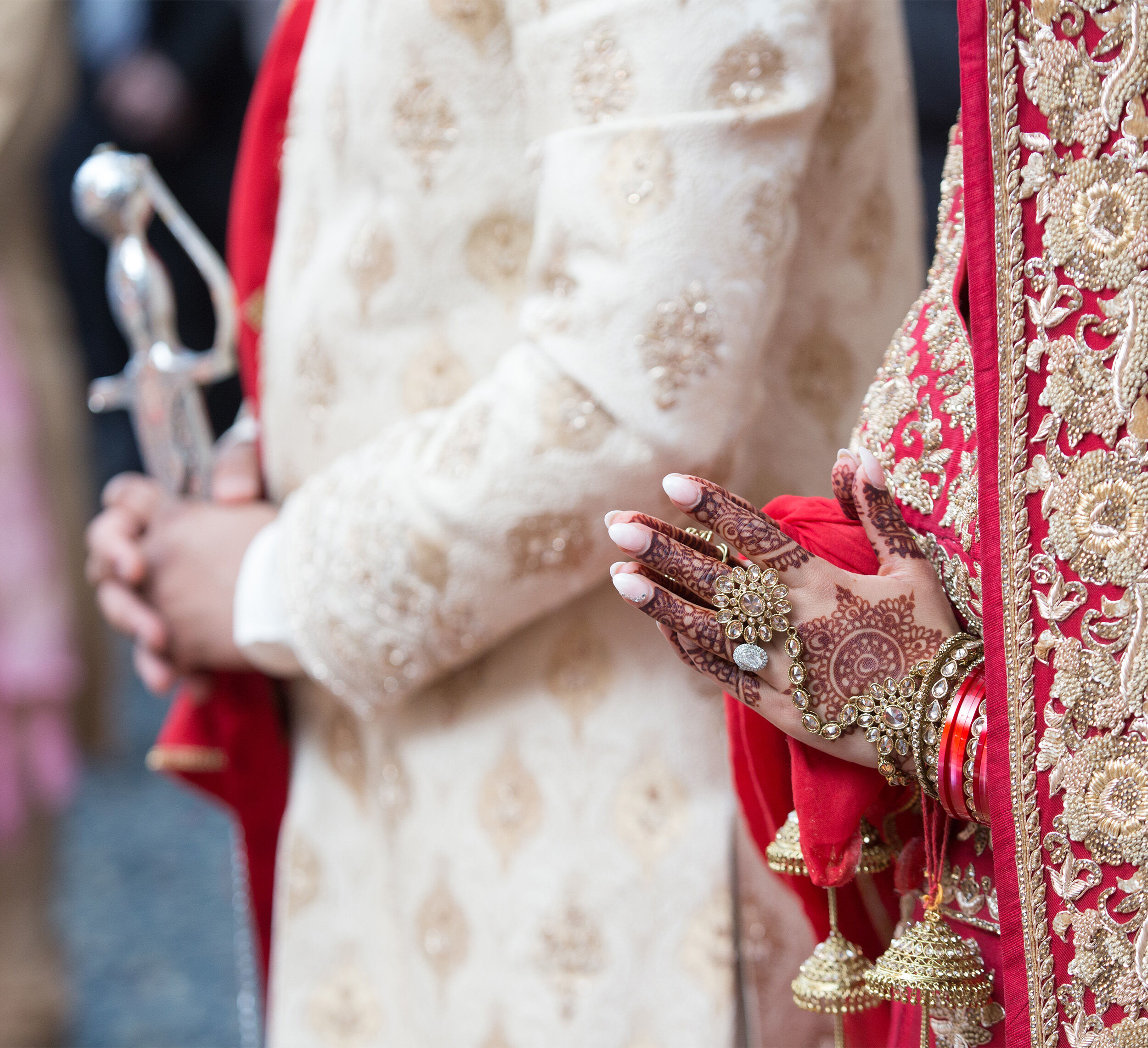  A bride and groom in Punjabi wedding at Gurudwara